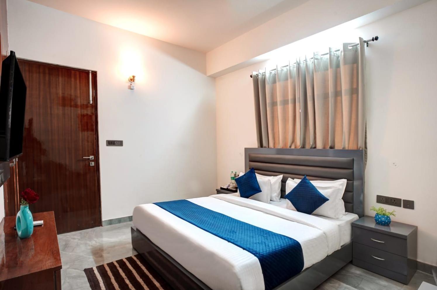 Hotel Elite Grand Near Kailash Hospital Noida Exterior photo