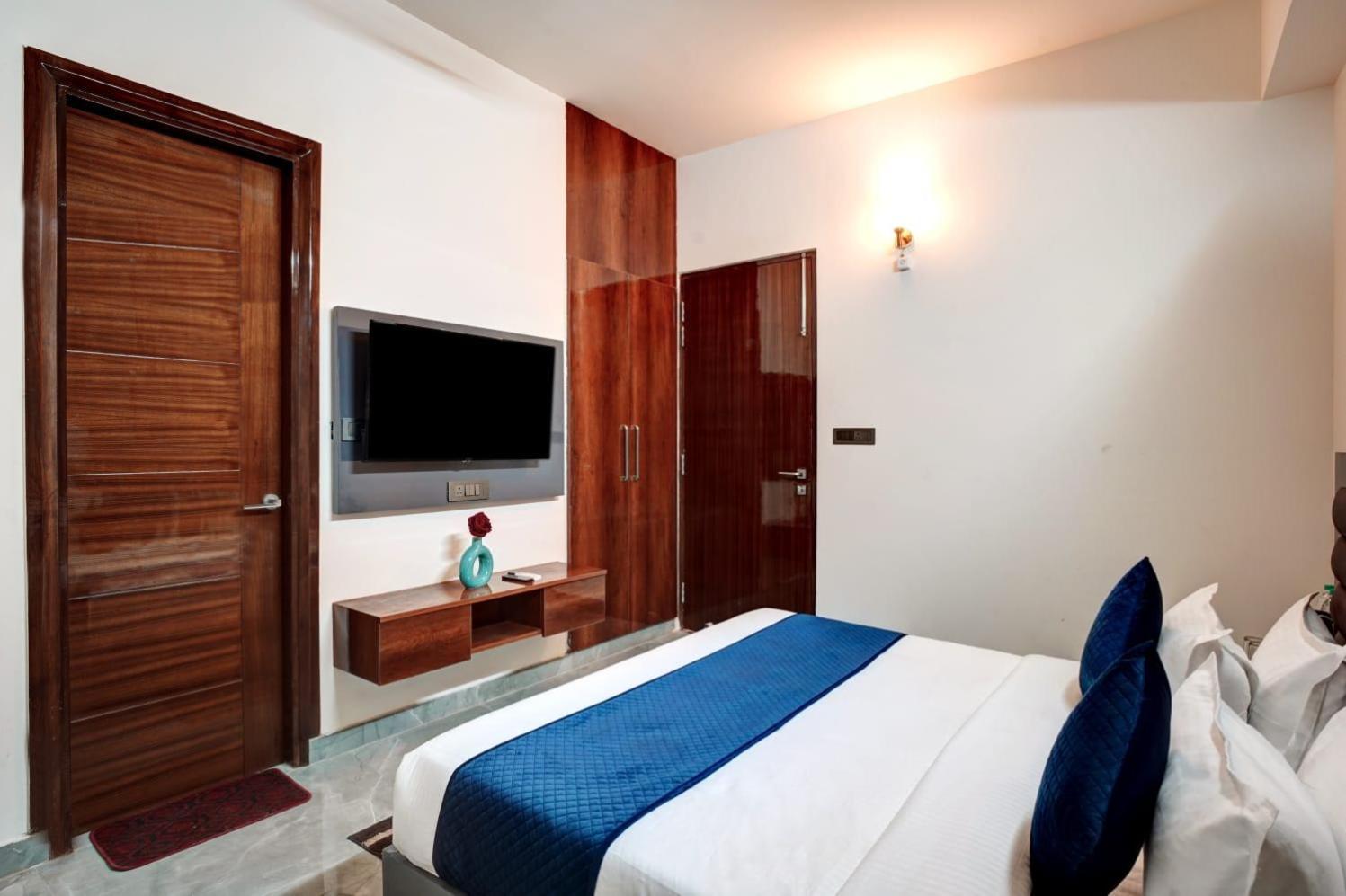 Hotel Elite Grand Near Kailash Hospital Noida Exterior photo